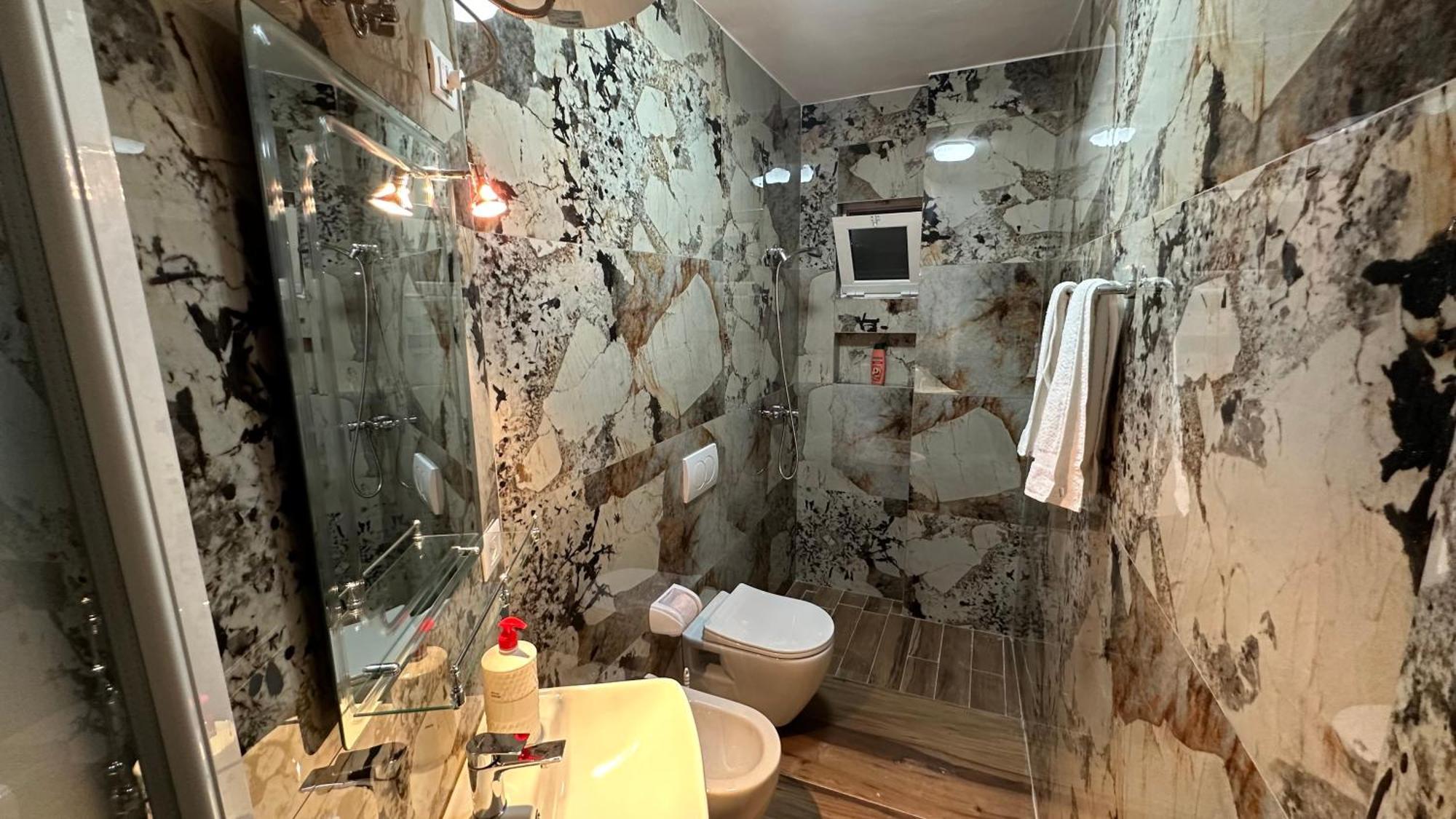 Cozy Centrally Located For Two 1, 10 Min Walk From Center Apartamento Tirana